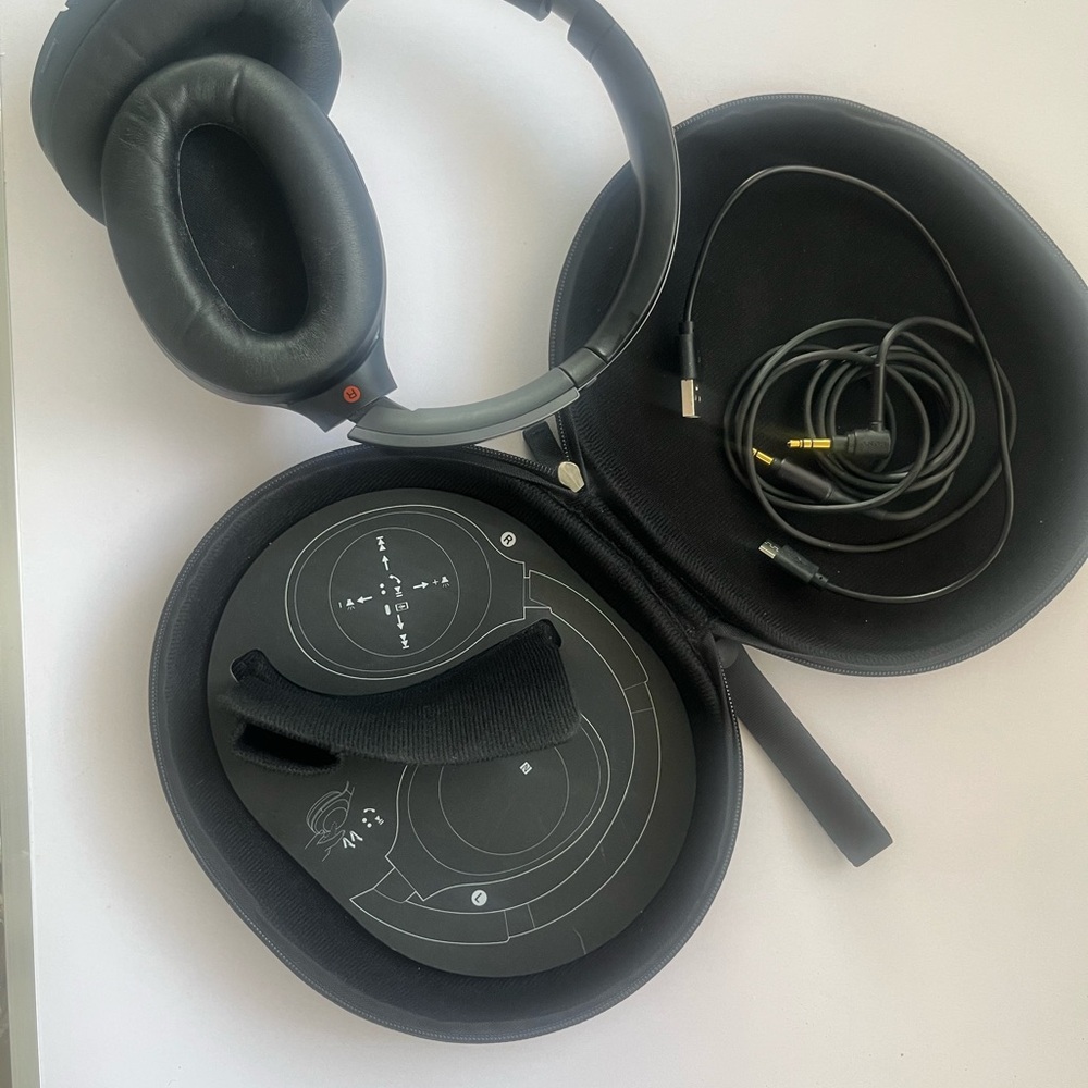 Sony Black Headphones with Zippered Pouch - Picture 5 of 5